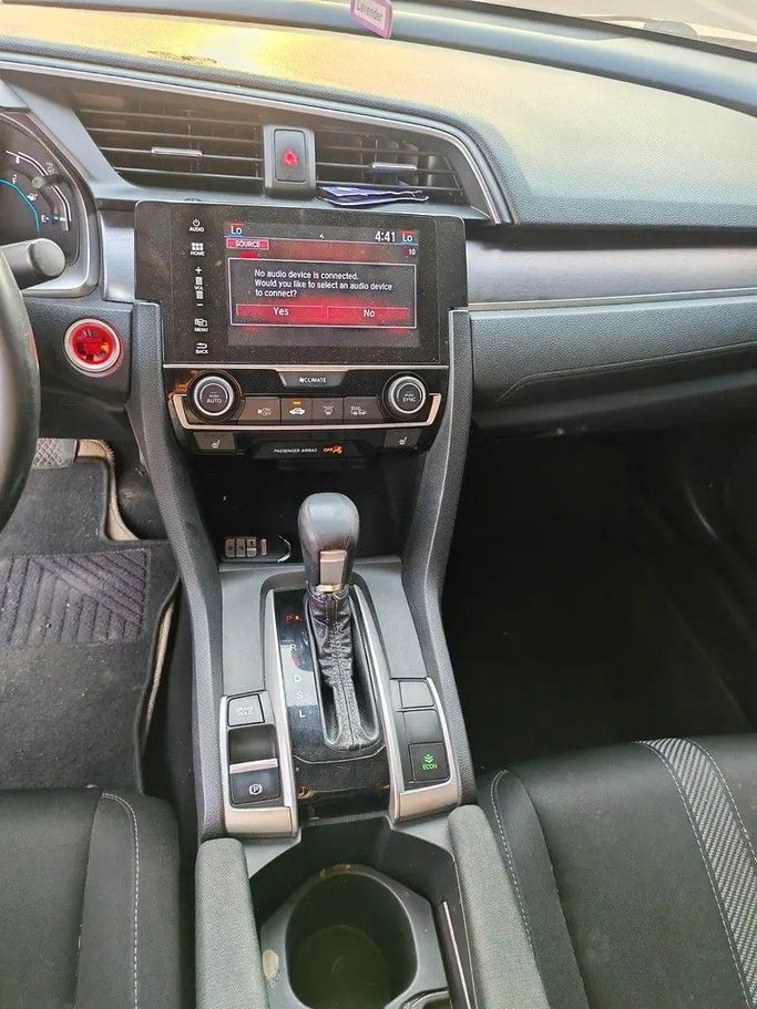 Подержанный Honda Civic X, 1.5 л, 2018 в Дубае от Irfan Motors Серебристый цвет. Американская | AUTO.AE