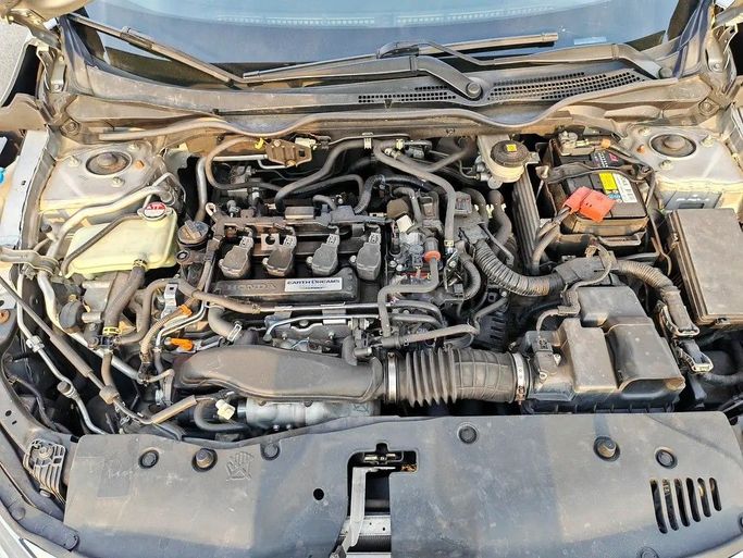 Подержанный Honda Civic X, 1.5 л, 2018 в Дубае от Irfan Motors Серебристый цвет. Американская | AUTO.AE