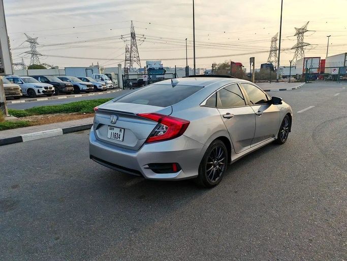 Подержанный Honda Civic X, 1.5 л, 2018 в Дубае от Irfan Motors Серебристый цвет. Американская | AUTO.AE
