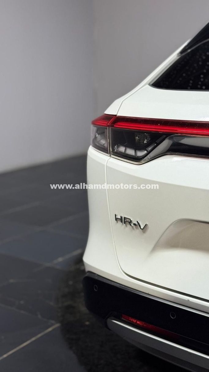 Подержанный Honda HR-V III, 1.5 л, 2022 в Дубае от Alhamd Motors Белый цвет. Other | AUTO.AE