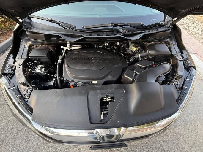 Used Honda Odyssey V Facelift, 2.4 l, 2019 in Dubai by Bin Turkeya Motors, Grey color. GCC Specs | AUTO.AE
