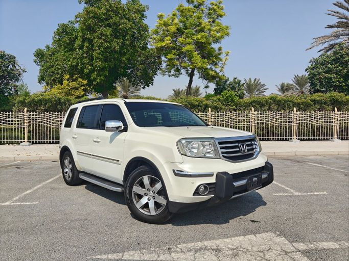 Used Honda Pilot II Facelift, 3.5 l, 2015 in Dubai, White color. GCC Specs | AUTO.AE
