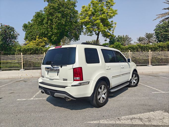 Used Honda Pilot II Facelift, 3.5 l, 2015 in Dubai, White color. GCC Specs | AUTO.AE
