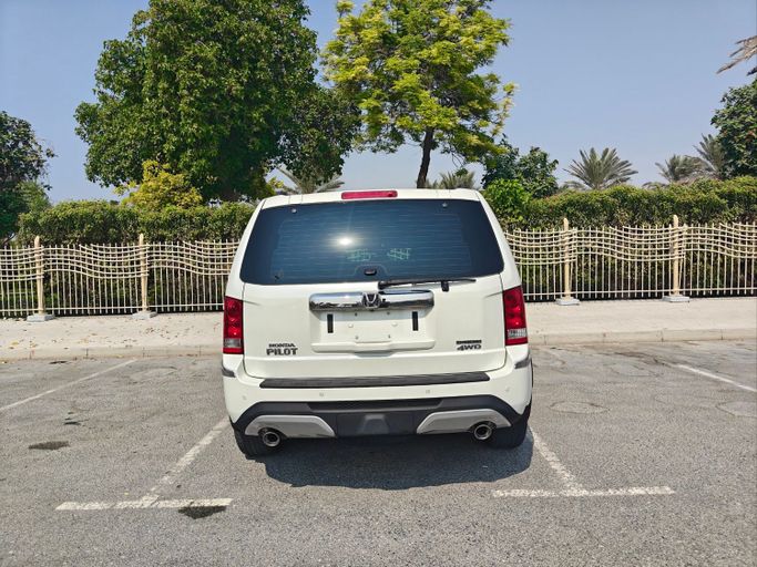 Used Honda Pilot II Facelift, 3.5 l, 2015 in Dubai, White color. GCC Specs | AUTO.AE