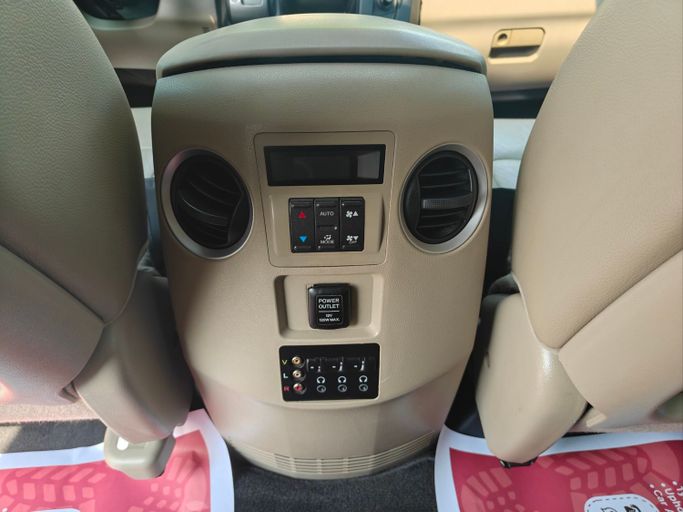 Used Honda Pilot II Facelift, 3.5 l, 2015 in Dubai, White color. GCC Specs | AUTO.AE