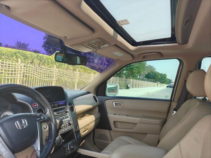 Used Honda Pilot II Facelift, 3.5 l, 2015 in Dubai, White color. GCC Specs | AUTO.AE