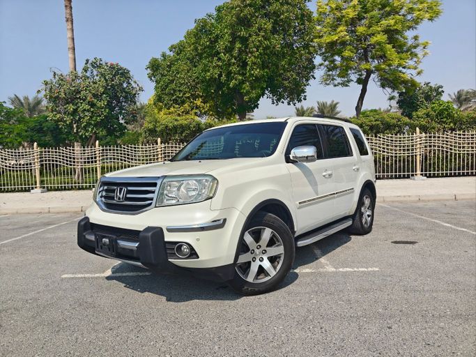 Used Honda Pilot II Facelift, 3.5 l, 2015 in Dubai, White color. GCC Specs | AUTO.AE