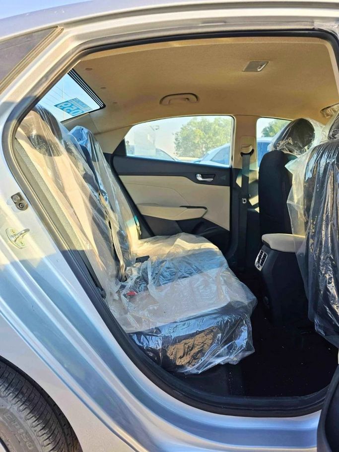 Новый Hyundai Accent V Рестайлинг, 1.4 л, 2023 в Дубае от SK Motors Серебристый цвет. GCC | AUTO.AE