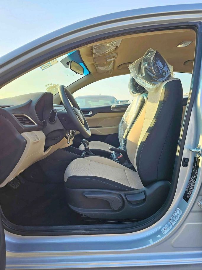 Новый Hyundai Accent V Рестайлинг, 1.4 л, 2023 в Дубае от SK Motors Серебристый цвет. GCC | AUTO.AE