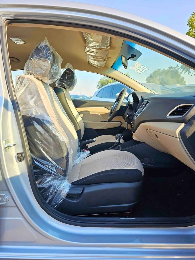 Новый Hyundai Accent V Рестайлинг, 1.4 л, 2023 в Дубае от SK Motors Серебристый цвет. GCC | AUTO.AE