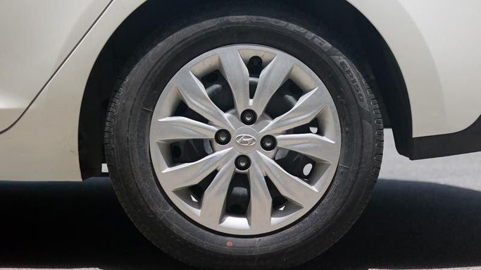 Used Hyundai Accent V Facelift, 1.6 l, 2022 in Dubai by Cariva Used Cars , White color. GCC Specs | AUTO.AE