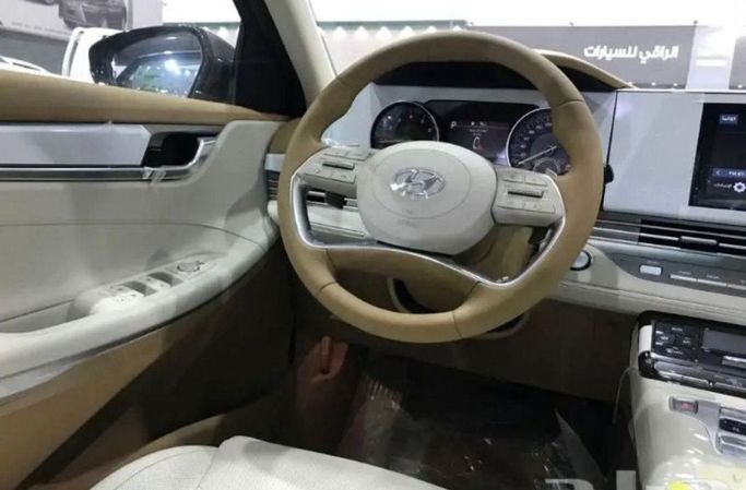 Новый Hyundai Azera III Рестайлинг, 3.5 л, 2023 в Дубае от Mohamed Hakim Motors Серебристый цвет. GCC | AUTO.AE