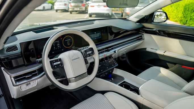 Подержанный Hyundai Azera III Рестайлинг, 3.5 л, 2022 в Дубае от Milele Белый цвет. Other | AUTO.AE