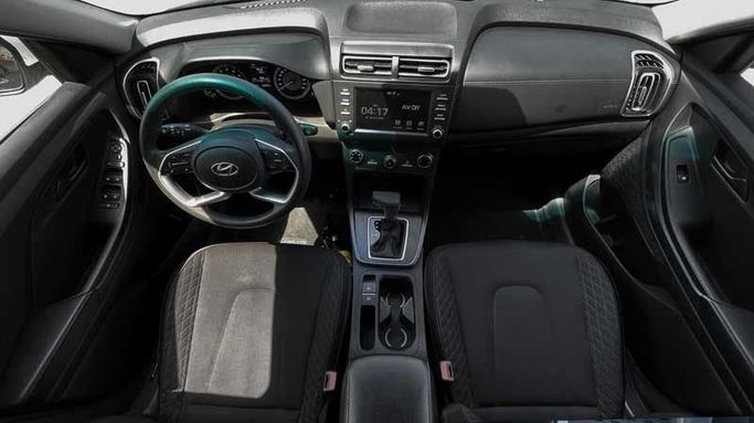 Подержанный Hyundai Creta II, 2.0 л, 2023 в Дубае от Cariva Used Cars  Белый цвет. GCC | AUTO.AE