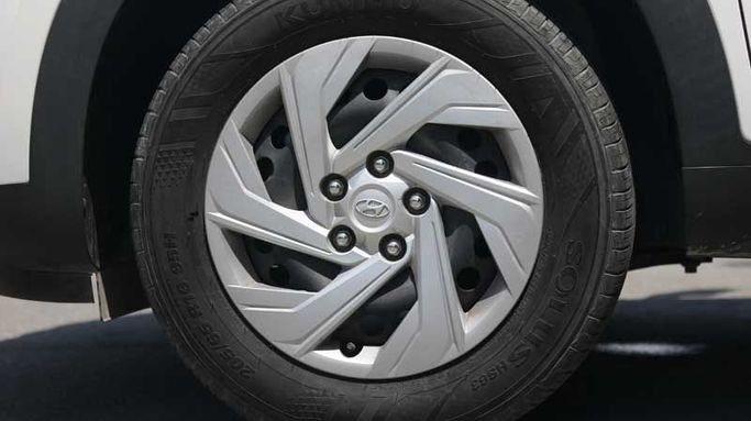 Подержанный Hyundai Creta II, 2.0 л, 2023 в Дубае от Cariva Used Cars  Белый цвет. GCC | AUTO.AE