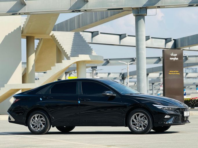 Hyundai Elantra VII (CN7) Рестайлинг, 2025 седан  класса в Дубае от ALMAKAN RENT A CAR черный цвет | AUTO.AE