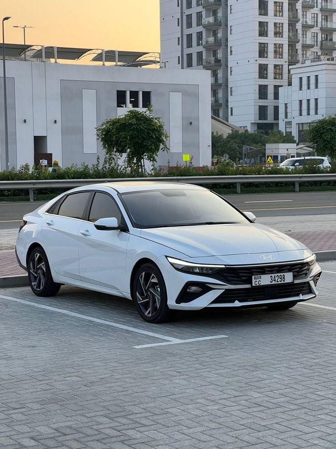 Hyundai Elantra عملية شد الوجه VII (CN7), 2024  سيدان للتأجير في في دبي من Lite Rent، اللون أبيض | AUTO.AE