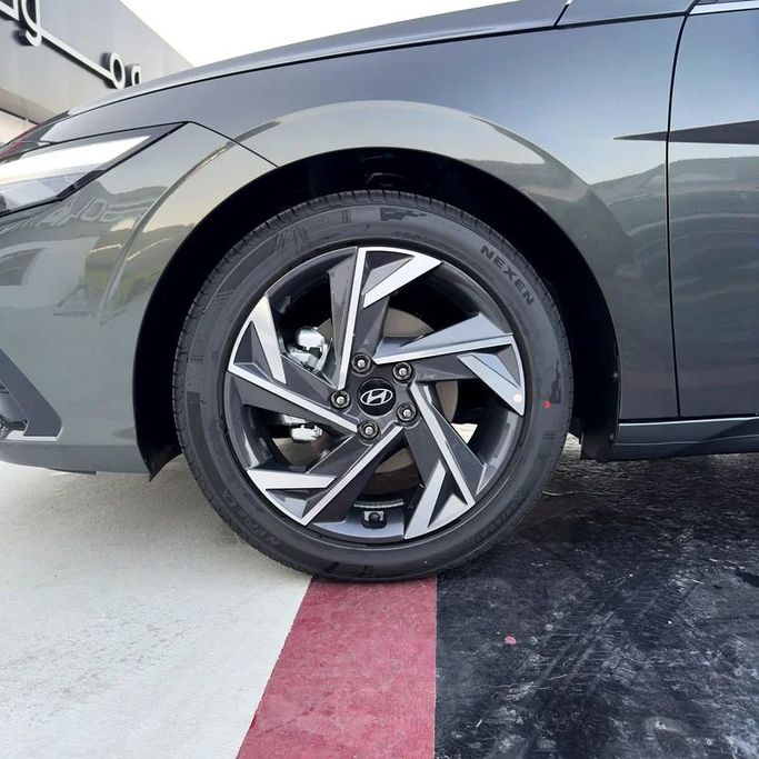 Новый Hyundai Elantra VII (CN7) Рестайлинг, 1.6 л, 2025 в Дубае от Sola Motors Серый цвет. Китайская | AUTO.AE