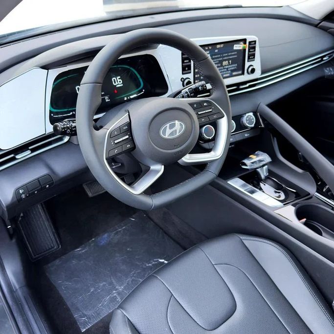 Новый Hyundai Elantra VII (CN7) Рестайлинг, 1.6 л, 2025 в Дубае от Sola Motors Серый цвет. Китайская | AUTO.AE