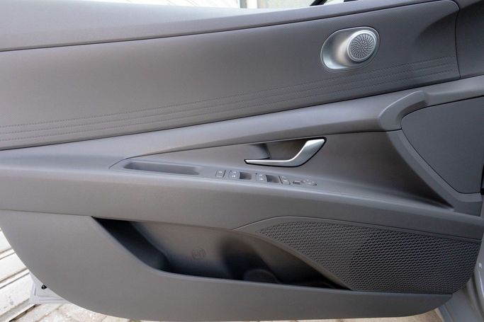 Подержанный Hyundai Elantra VII (CN7), 1.6 л, 2023 в Дубае от Linda Cars Белый цвет. GCC | AUTO.AE