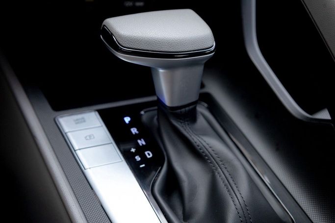 Подержанный Hyundai Elantra VII (CN7), 1.6 л, 2023 в Дубае от Linda Cars Белый цвет. GCC | AUTO.AE