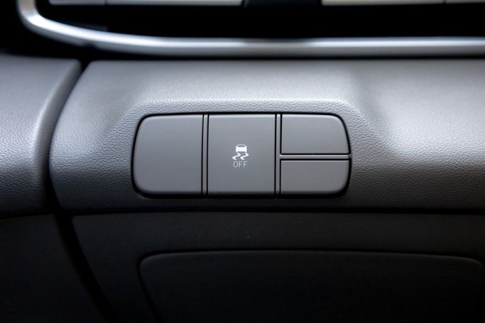 Подержанный Hyundai Elantra VII (CN7), 1.6 л, 2023 в Дубае от Linda Cars Белый цвет. GCC | AUTO.AE