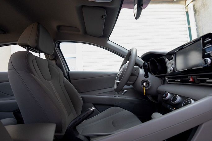 Подержанный Hyundai Elantra VII (CN7), 1.6 л, 2023 в Дубае от Linda Cars Белый цвет. GCC | AUTO.AE