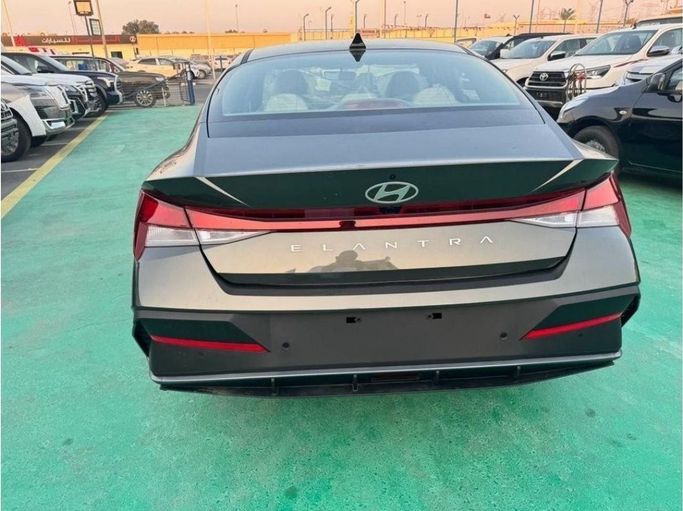 Новый Hyundai Elantra VII (CN7) Рестайлинг, 1.5 л, 2024 в Дубае от Mohamed Hakim Motors Черный цвет. Китайская | AUTO.AE