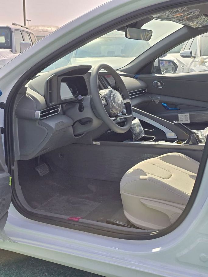 Новый Hyundai Elantra VII (CN7) Рестайлинг, 1.6 л, 2024 в Дубае от Mohamed Hakim Motors Белый цвет. Other | AUTO.AE