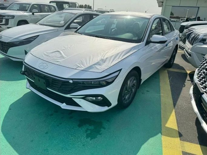 Новый Hyundai Elantra VII (CN7) Рестайлинг, 1.6 л, 2025 в Дубае от Mohamed Hakim Motors Белый цвет. GCC | AUTO.AE