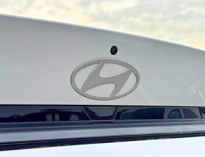 Новый Hyundai Elantra VII (CN7) Рестайлинг, 1.5 л, 2025 в Дубае от SK Motors Белый цвет. Китайская | AUTO.AE