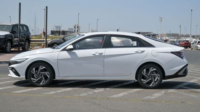 Новый Hyundai Elantra VII (CN7) Рестайлинг, 1.6 л, 2024 в Дубае от Najem Motors Белый цвет. Китайская | AUTO.AE