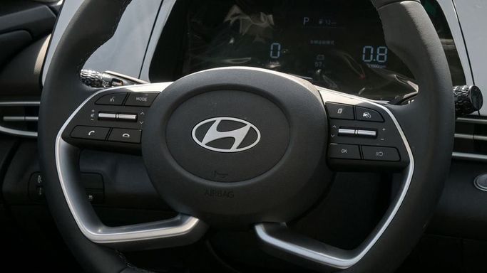 Новый Hyundai Elantra VII (CN7) Рестайлинг, 1.6 л, 2024 в Дубае от Najem Motors Белый цвет. Китайская | AUTO.AE