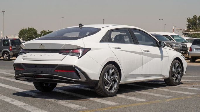 Новый Hyundai Elantra VII (CN7) Рестайлинг, 1.6 л, 2025 в Дубае от Najem Motors Белый цвет. Китайская | AUTO.AE