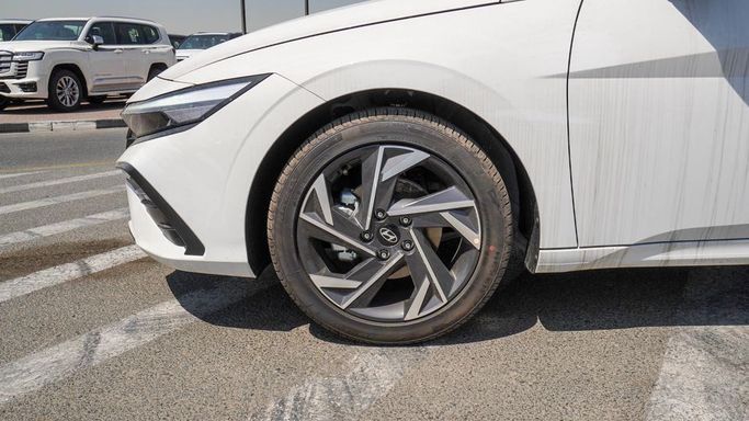 Новый Hyundai Elantra VII (CN7) Рестайлинг, 1.6 л, 2025 в Дубае от Najem Motors Белый цвет. Китайская | AUTO.AE