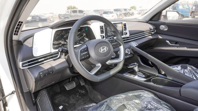 Новый Hyundai Elantra VII (CN7) Рестайлинг, 1.6 л, 2025 в Дубае от Najem Motors Белый цвет. Китайская | AUTO.AE