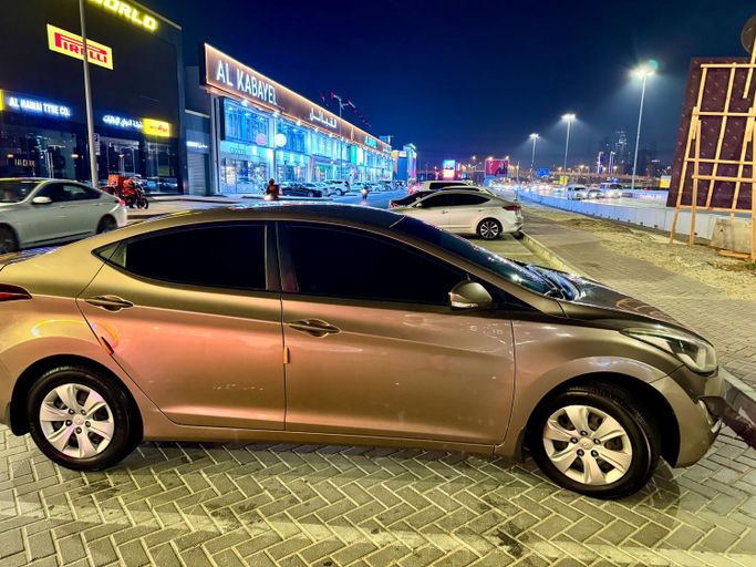 Подержанный Hyundai Elantra V (MD) Рестайлинг, 1.8 л, 2016 в Дубае Бежевый цвет. GCC | AUTO.AE