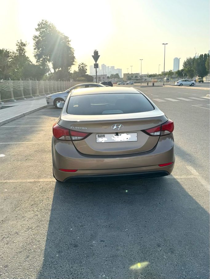 Подержанный Hyundai Elantra V (MD) Рестайлинг, 1.8 л, 2016 в Дубае Бежевый цвет. GCC | AUTO.AE