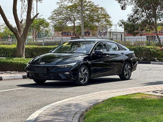جديدة Hyundai Elantra عملية شد الوجه VII (CN7), 1.6 l, 2025 في في دبي من AL REEM AUTO، اللون أسود. المواصفات الصينية | AUTO.AE
