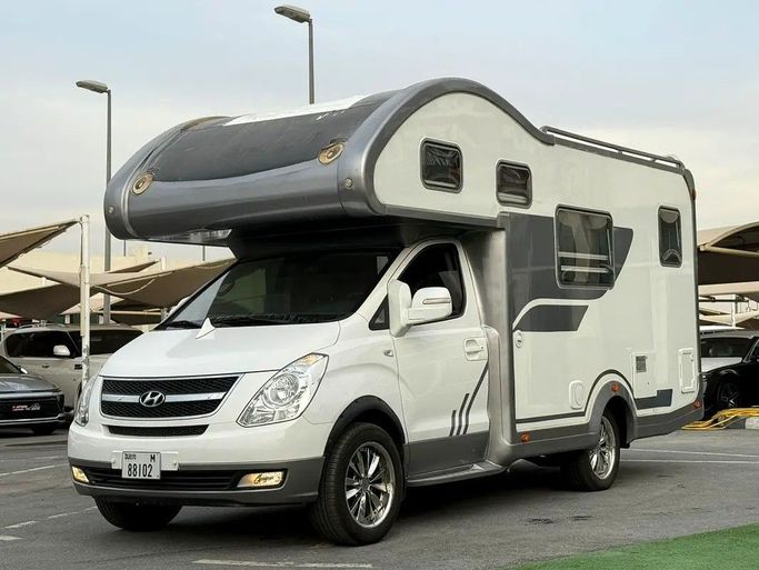 Подержанный Hyundai H-1 II, 2.5 л, 2014 в Дубае от Platform Used Cars Белый цвет. Корейская | AUTO.AE