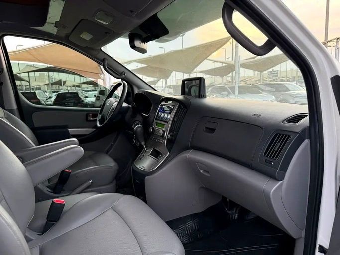 Подержанный Hyundai H-1 II, 2.5 л, 2014 в Дубае от Platform Used Cars Белый цвет. Корейская | AUTO.AE