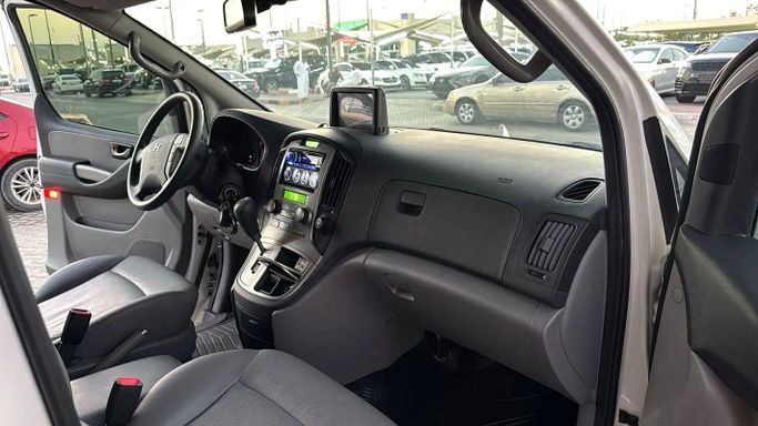 Подержанный Hyundai H-1 II, 2.5 л, 2014 в Дубае от Platform Used Cars Белый цвет. Корейская | AUTO.AE