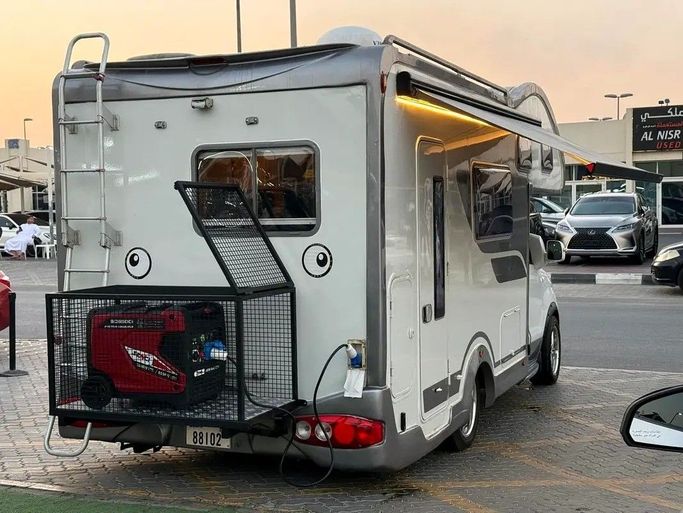 Подержанный Hyundai H-1 II, 2.5 л, 2014 в Дубае от Platform Used Cars Белый цвет. Корейская | AUTO.AE