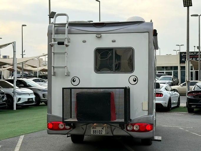 Подержанный Hyundai H-1 II, 2.5 л, 2014 в Дубае от Platform Used Cars Белый цвет. Корейская | AUTO.AE