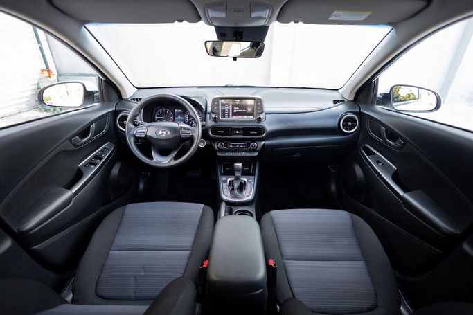 Подержанный Hyundai Kona I Рестайлинг, 1.0 л, 2023 в Дубае от Linda Cars Белый цвет. GCC | AUTO.AE