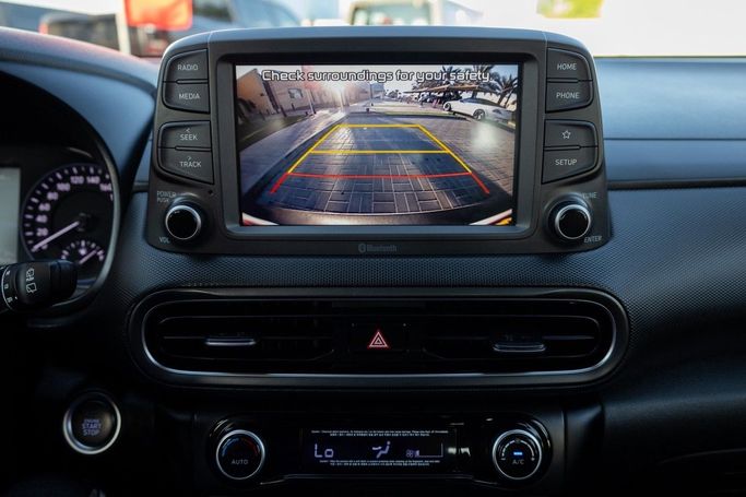 Подержанный Hyundai Kona I Рестайлинг, 1.0 л, 2023 в Дубае от Linda Cars Белый цвет. GCC | AUTO.AE