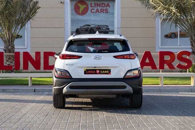 Подержанный Hyundai Kona I Рестайлинг, 1.0 л, 2023 в Дубае от Linda Cars Белый цвет. GCC | AUTO.AE