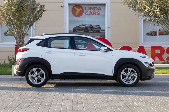 Подержанный Hyundai Kona I Рестайлинг, 1.0 л, 2023 в Дубае от Linda Cars Белый цвет. GCC | AUTO.AE