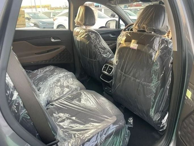 Новый Hyundai Santa Fe IV Рестайлинг, 3.5 л, 2023 в Дубае от Mohamed Hakim Motors Серебристый цвет. GCC | AUTO.AE