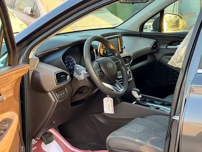 Подержанный Hyundai Santa Fe IV, 2.4 л, 2020 в Дубае от Lucky Star Motors Серый цвет. Американская | AUTO.AE